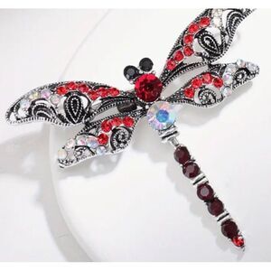 ♥️ Betsey Johnson stunning crystal dragonfly brooch ♥️